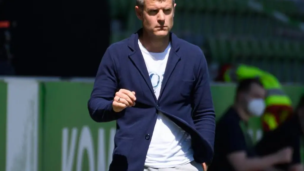 Muenchens-Trainer-Jens-Scheuer-steht-am-Spielfeldrand