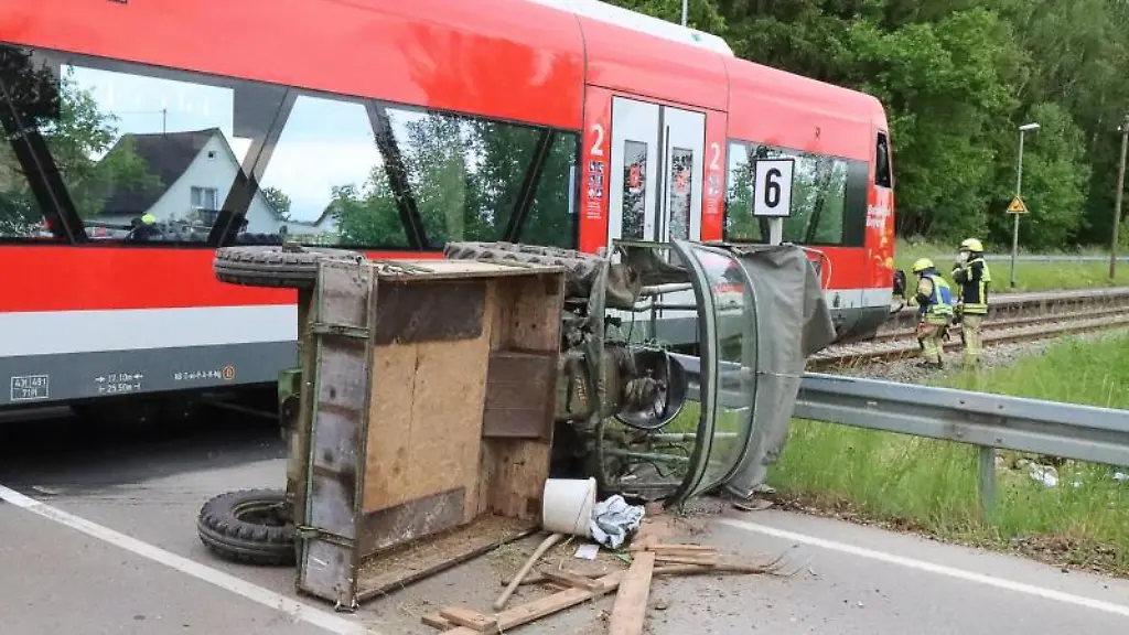 Einsatzkraefte-der-Feuerwehr-schauen-sich-den-Schaden-am-Regionalzug-an