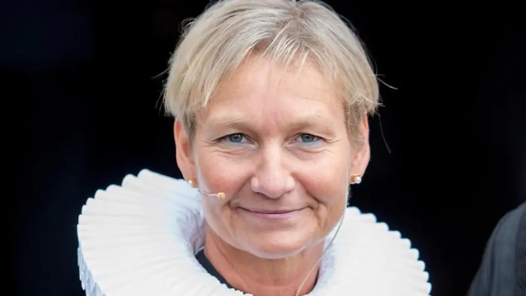 Bischoefin-Kirsten-Fehrs-steht-vor-der-St-Johannis-Kirche