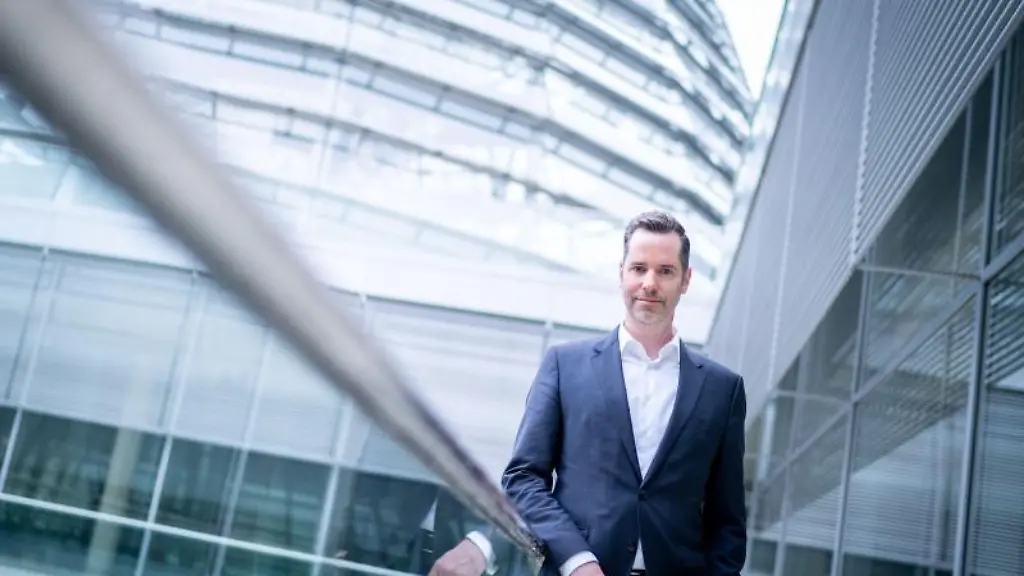 Christian-Duerr-schaut-in-die-Kamera