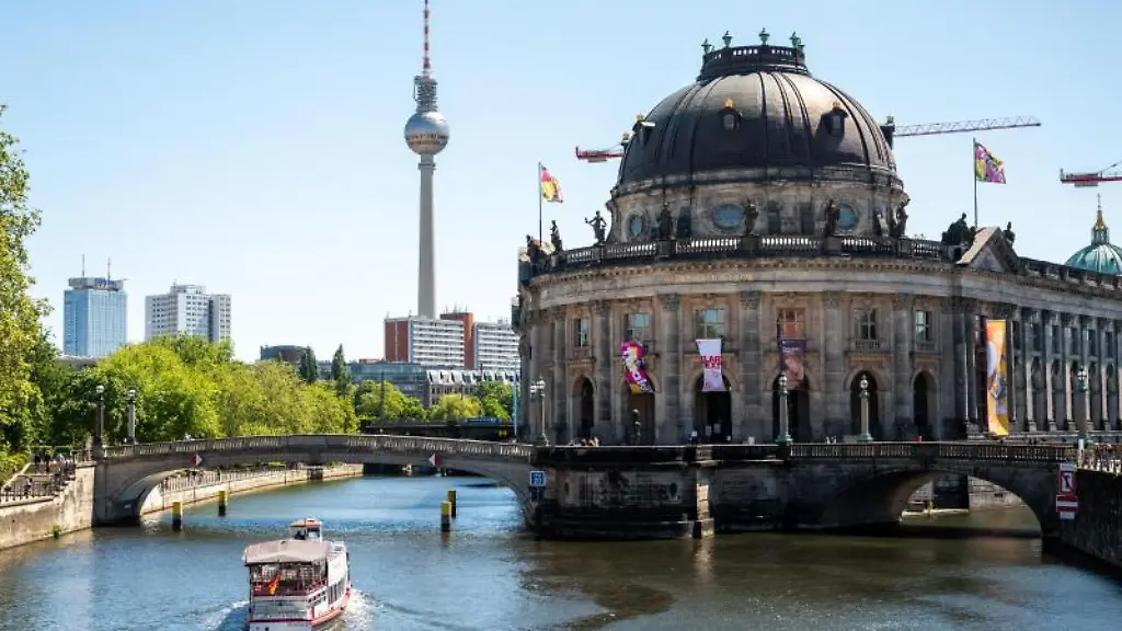 Ein-Schiff-faehrt-auf-der-Spree-an-der-Museumsinsel