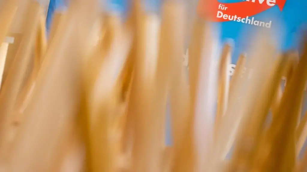 Stuehle-stehen-umgedreht-auf-Tischen-vor-einem-Aufsteller-mit-dem-Logo-der-AfD