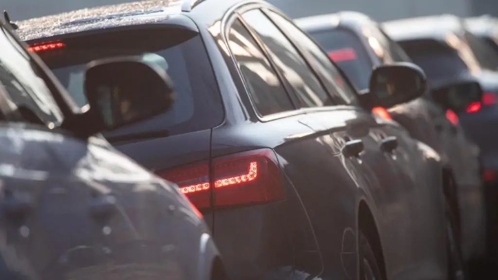 Autos-stehen-im-Stau