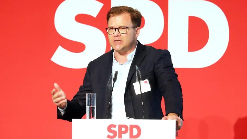 Carsten-Schneider-SPD-spricht-bei-der-Landesdelegiertenkonferenz-der-Thueringer-SPD