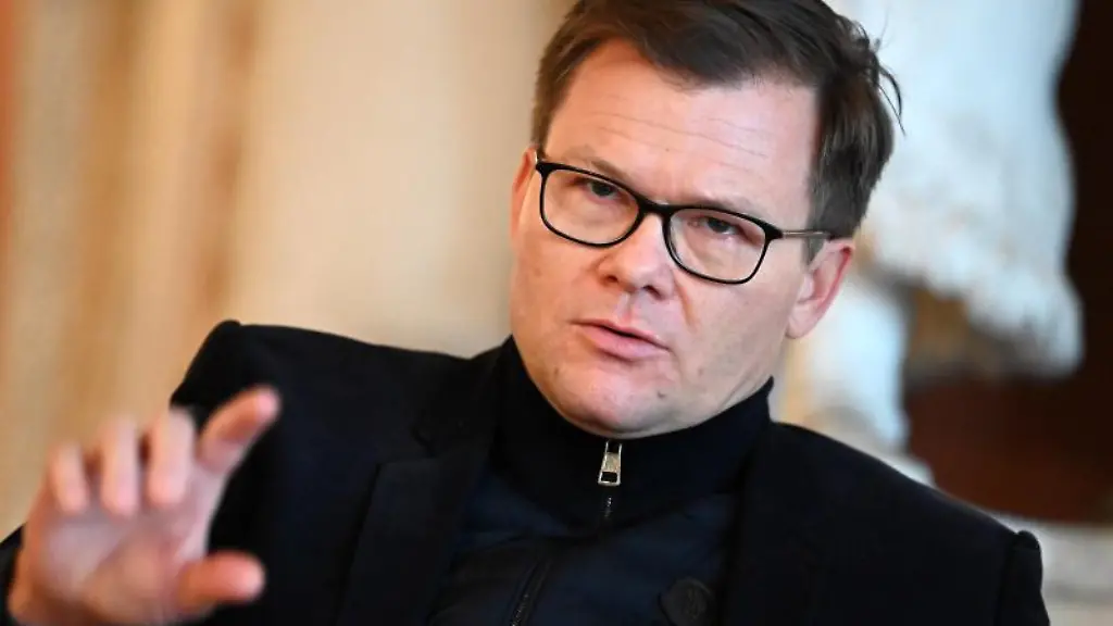 Carsten-Schneider-SPD-bei-einer-Pressekonferenz