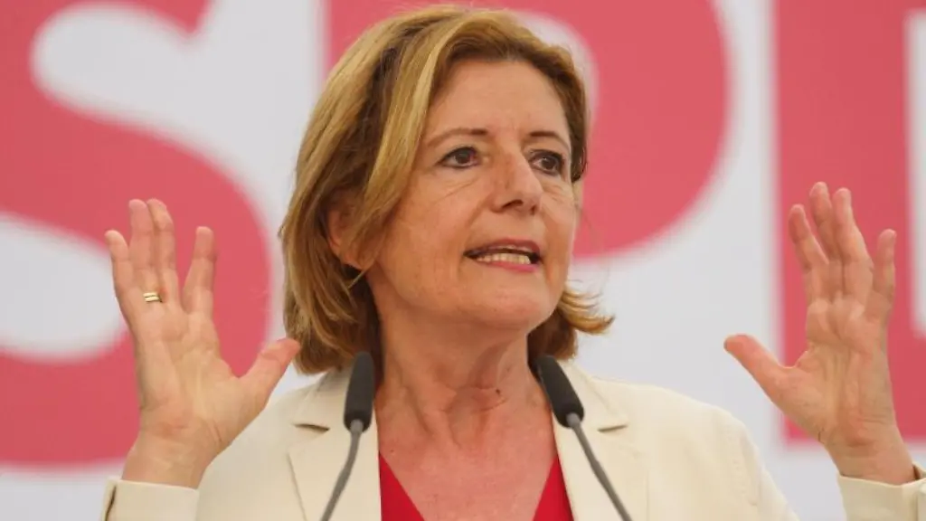 Malu-Dreyer-SPD-spricht-beim-Landesparteitag-der-Sozialdemokraten-in-Rheinland-Pfalz-zu-den-Delegierten