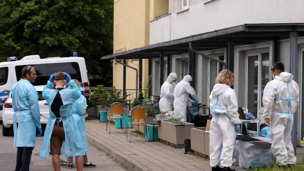 Mitarbeiter-des-Gesundheitsamts-bereiten-Corona-Tests-fuer-die-Bewohner-eines-Hochhauses-in-Dresden-vor