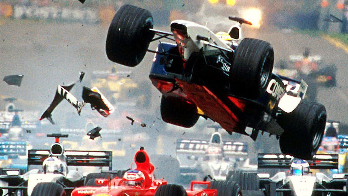 Abheben wie im Starfighter: Schon vor der ersten Runde fuhr Ralf Schumacher 2002 auf Rubens Barrichello auf und hob ab.