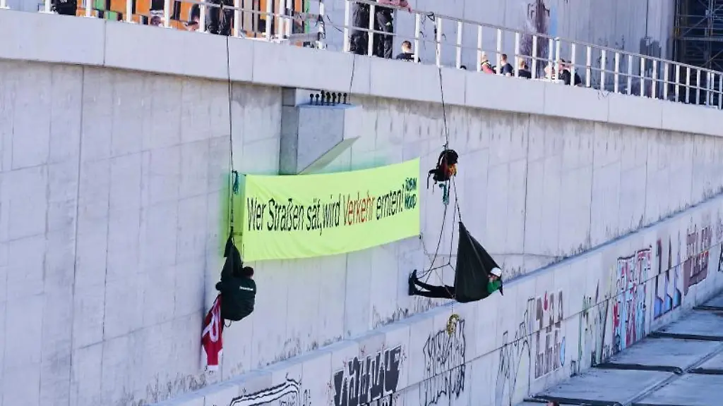 Wer-Strassen-saet-wird-Verkehr-ernten-steht-auf-dem-Banner-an-der-Baustelle-der-Autobahn-A100