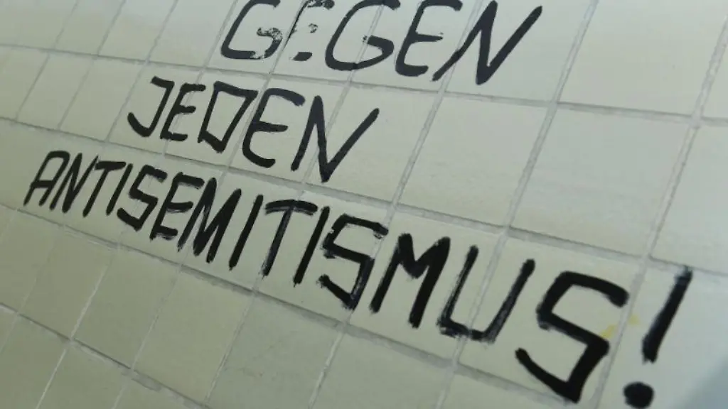 Der-Spruch-Gegen-jeden-Antisemitismus-prangt-an-einer-Toilettenwand-der-Philipps-Universitaet