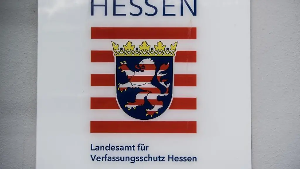Das-Schild-Landesamt-fuer-Verfassungsschutz-Hessen-ist-an-einem-Gebaeude-angebracht