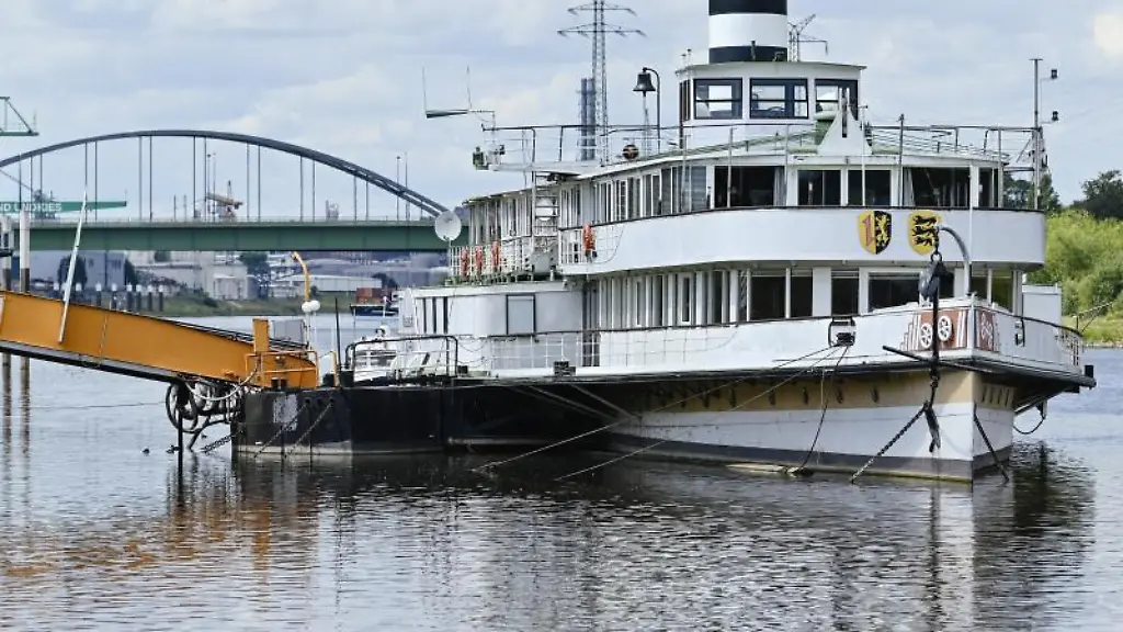 Die-Mainz-ein-Raddampfer-aus-dem-Jahr-1929-liegt-in-Mannheim-auf-dem-Neckar-an-einem-Ufersteg