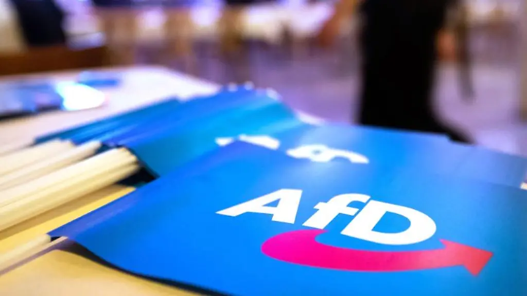 Faehnchen-mit-dem-Logo-der-AfD-liegen-auf-einem-Tisch