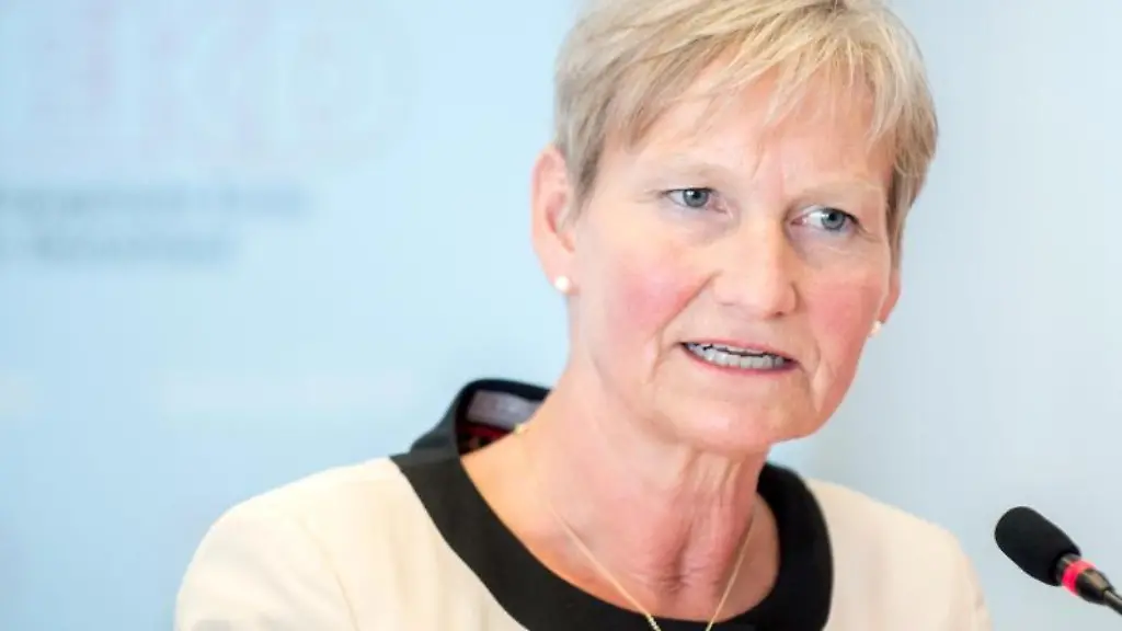 Bischoefin-Kirsten-Fehrs-spricht-waehrend-einer-Pressekonferenz