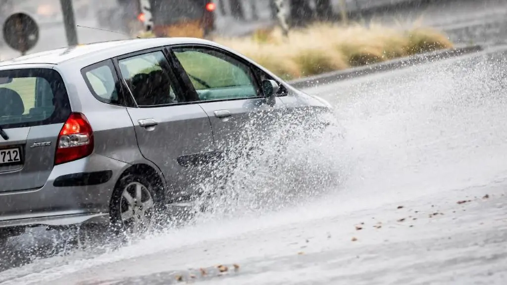Ein-Auto-faehrt-durch-Starkregen
