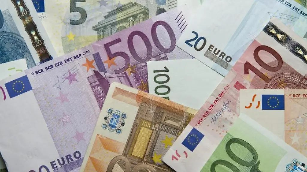 Zahlreiche-Euro-Banknoten-liegen-auf-einem-Haufen