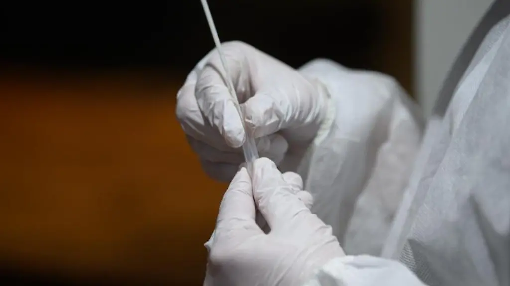 Ein-Corona-Schnelltest-wird-in-einer-Teststation-aufbereitet