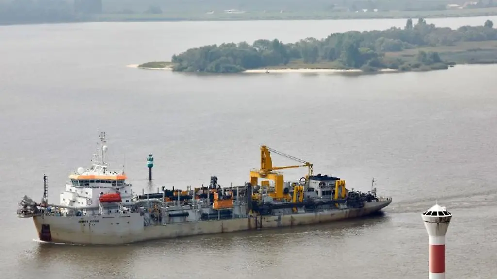 Das-Baggerschiff-faehrt-auf-der-Elbe