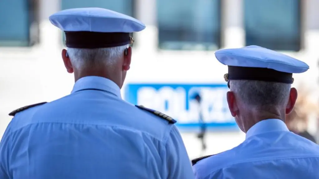 Zwei-Beamte-der-Wasserschutzpolizei-stehen-am-Hafen