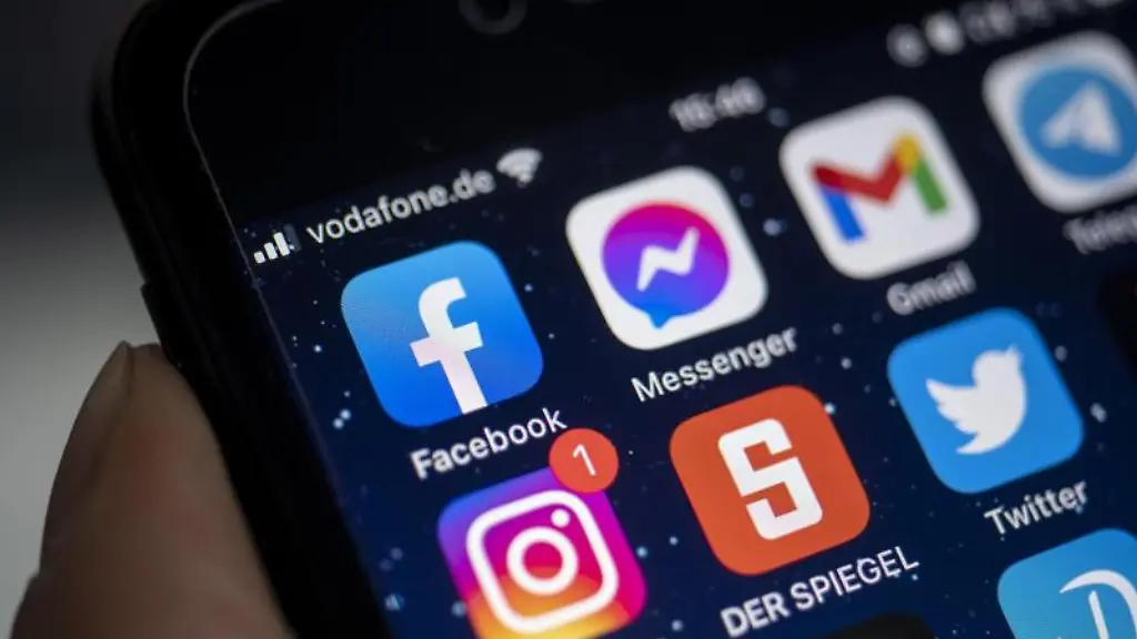 Auf-dem-Bildschirm-eines-Smartphones-sieht-man-die-Logos-der-Apps-Facebook-und-Instagram