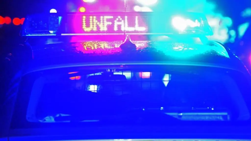 Polizei-Blaulicht-bei-Unfallaufnahme