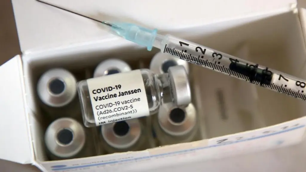 Eine-Spritze-mit-Impfstoff-des-Herstellers-Johnson-Johnson-liegt-bereit