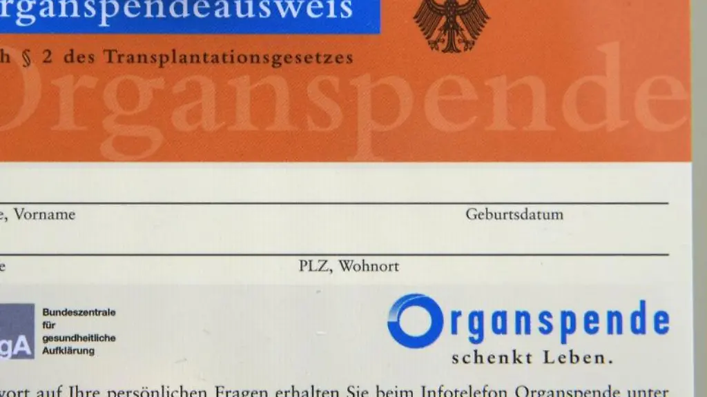 Ein-Mann-haelt-einen-Organspendeausweis-der-Bundeszentrale-fuer-gesundheitliche-Aufklaerung-in-den-Haenden