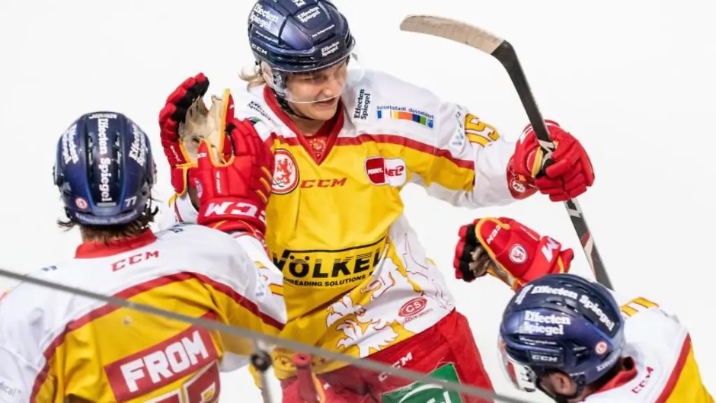 Charlie-Jahnke-M-jubelt-ueber-einen-Treffer