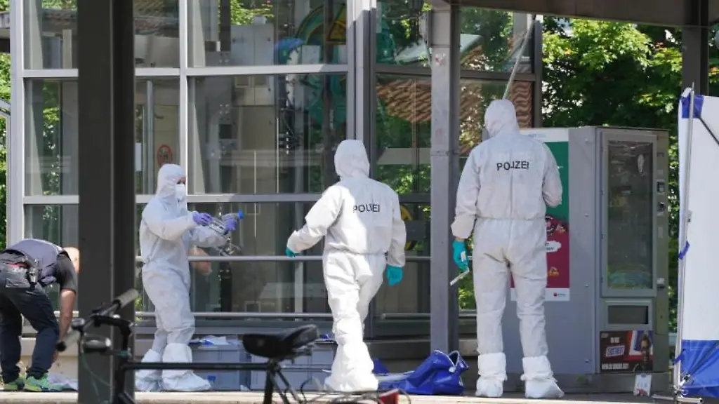 Polizisten-untersuchen-einen-mutmasslichen-Tatort-am-Bahnhof