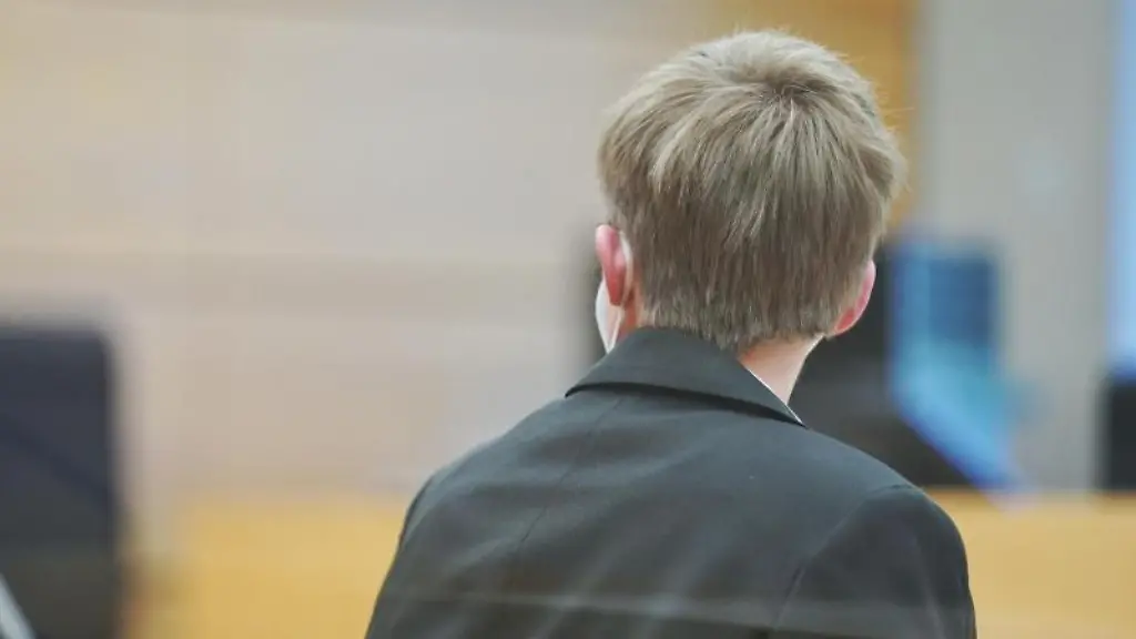 Eine-Ordensschwester-sitzt-vor-Prozessbeginn-im-Amtsgericht-Wuerzburg