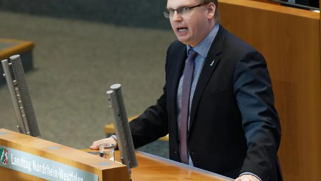 Der-Abgeordnete-Dennis-Maelzer-SPD-spricht-bei-einer-Sitzung-des-Landtags-Nordrhein-Westfalen