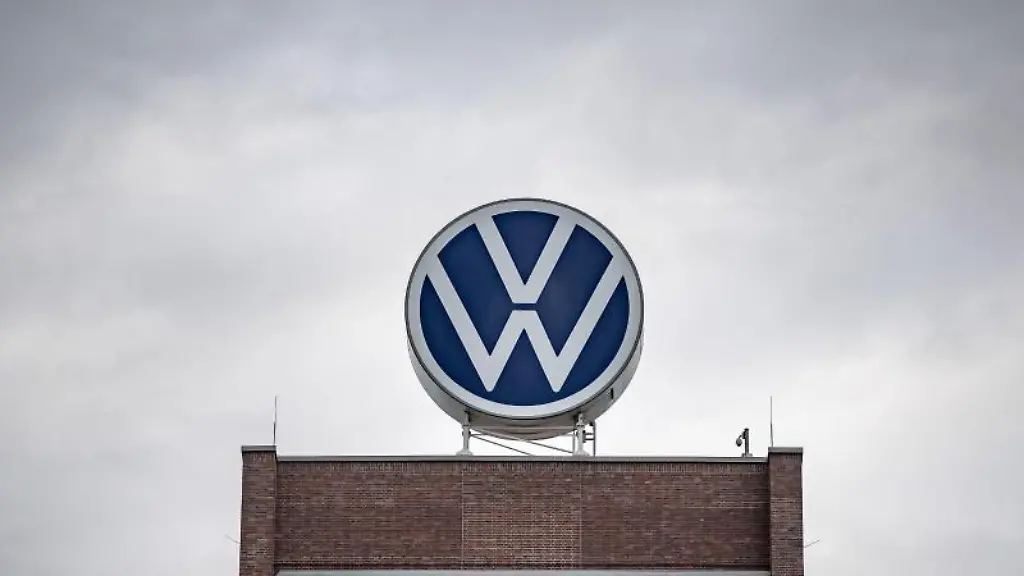 Ein-grosses-VW-Logo-steht-auf-dem-Verwaltungshochhaus-vom-Volkswagen-Werk