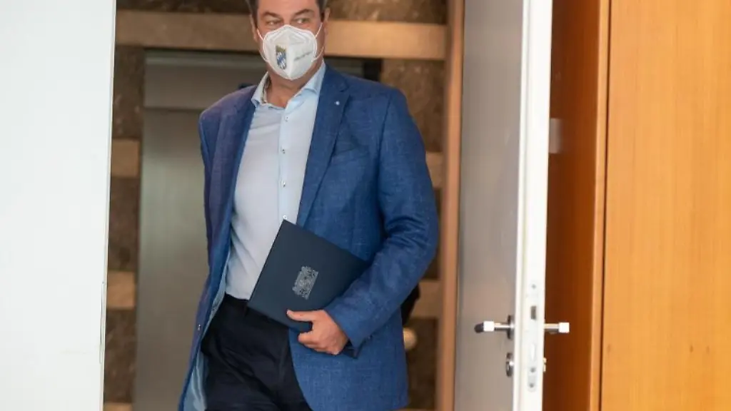 Markus-Soeder-CSU-geht-durch-die-Staatskanzlei-zur-Sitzung-des-bayerischen-Kabinetts