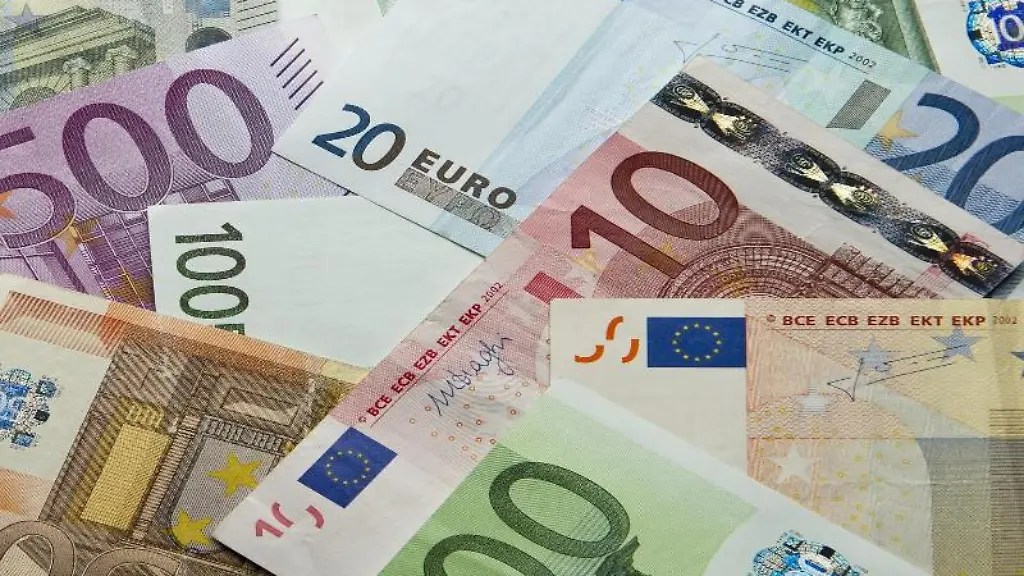 Zahlreiche-Euro-Banknoten-liegen-auf-einem-Haufen