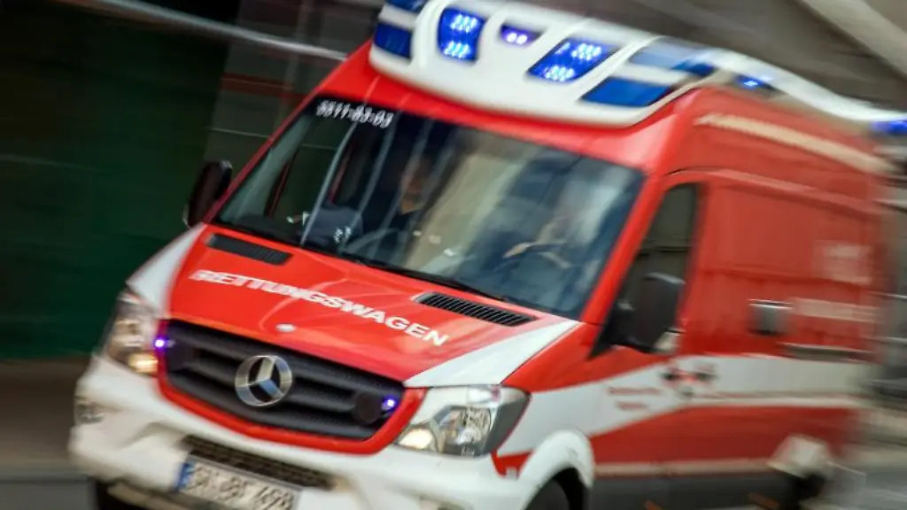 Ein-Rettungswagen-faehrt-durch-die-Innenstadt