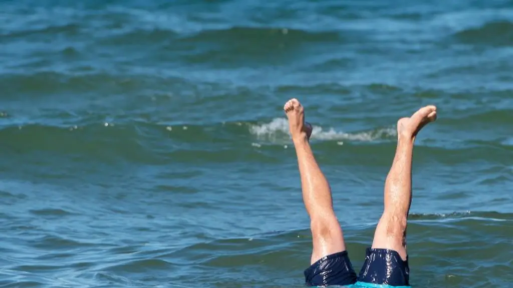 Ein-Mann-taucht-in-Timmendorfer-Strand-Schleswig-Holstein-in-der-Ostsee-ab