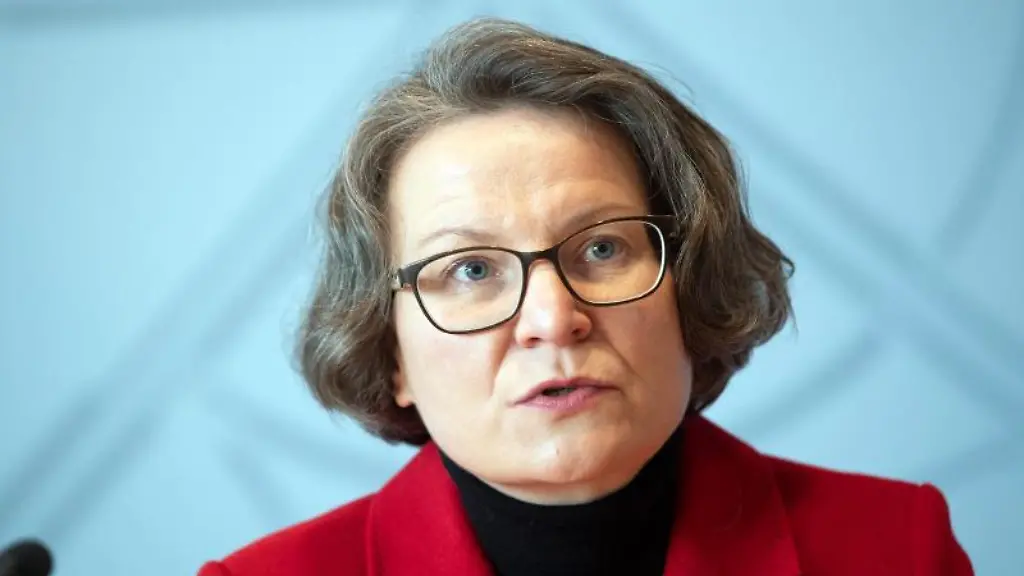 Ina-Scharrenbach-CDU-Ministerin-fuer-Heimat-Kommunales-Bau-und-Gleichstellung-in-Nordrhein-Westfalen