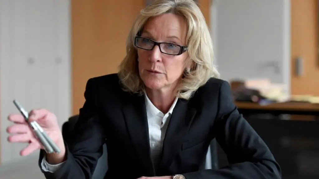 Gaby-Schaefer-Praesidentin-des-schleswig-holsteinischen-Rechnungshofes-sitzt-in-ihrem-Buero