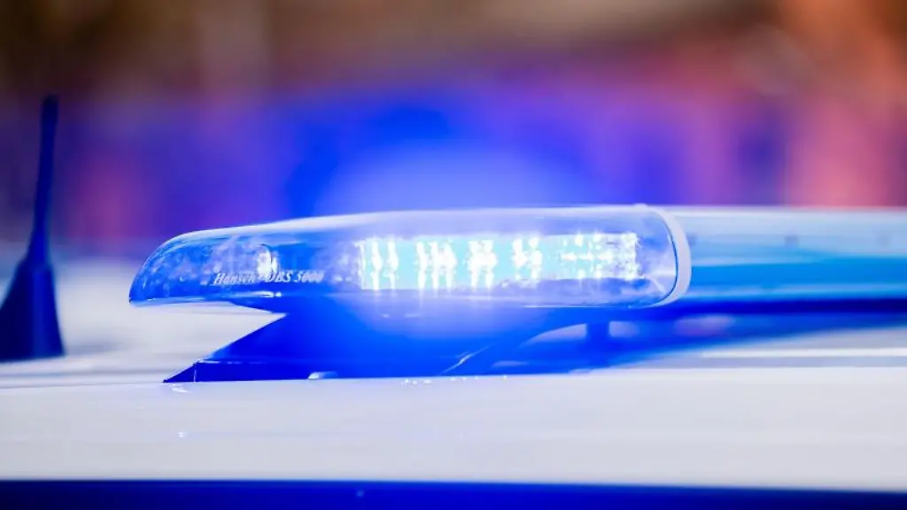 Ein-Blaulicht-leuchtet-an-einem-Streifenwagen