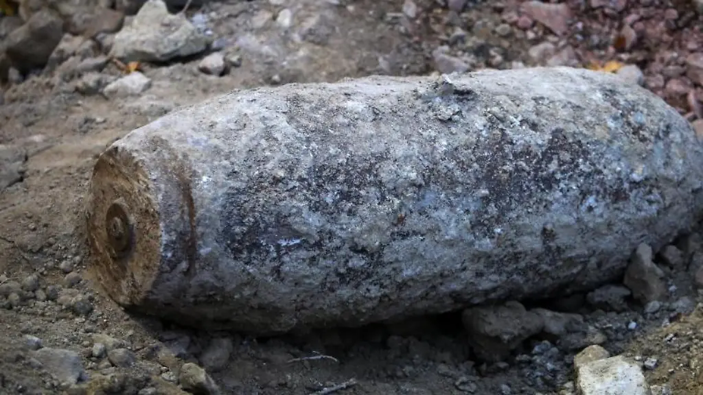 Eine-entschaerfte-Weltkriegsbombe-liegt-in-einer-Baustelle
