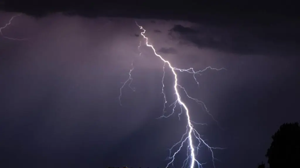 Blitze-gehen-waehrend-eines-Gewitters-in-der-Nacht-nieder