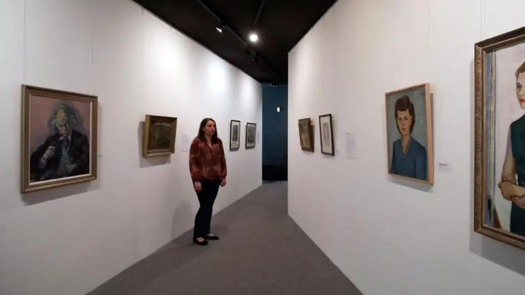 Kuratorin-Franziska-Hell-steht-im-Ernst-Barlach-Museum