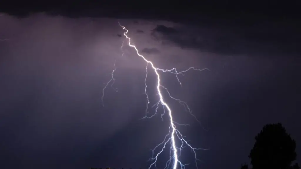 Blitze-gehen-waehrend-eines-Gewitters-in-der-Nacht-nieder