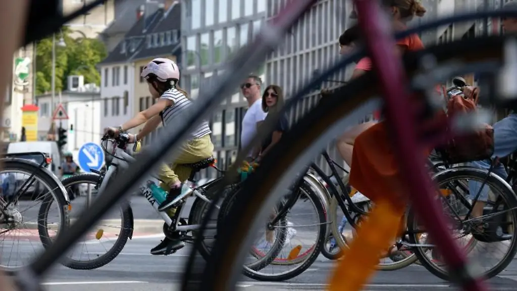 Grosse-und-kleine-Radfahrer-fahren-bei-einer-Fahrraddemo-durch-die-Innenstadt-von-Koeln