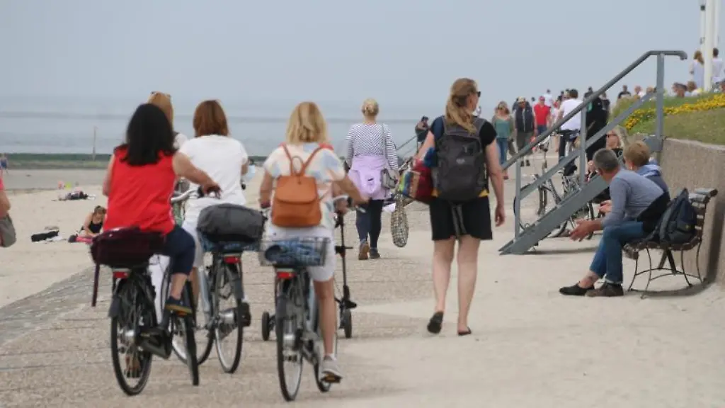 Menschen-sind-auf-der-Strandpromenade-in-Norderney-unterwegs