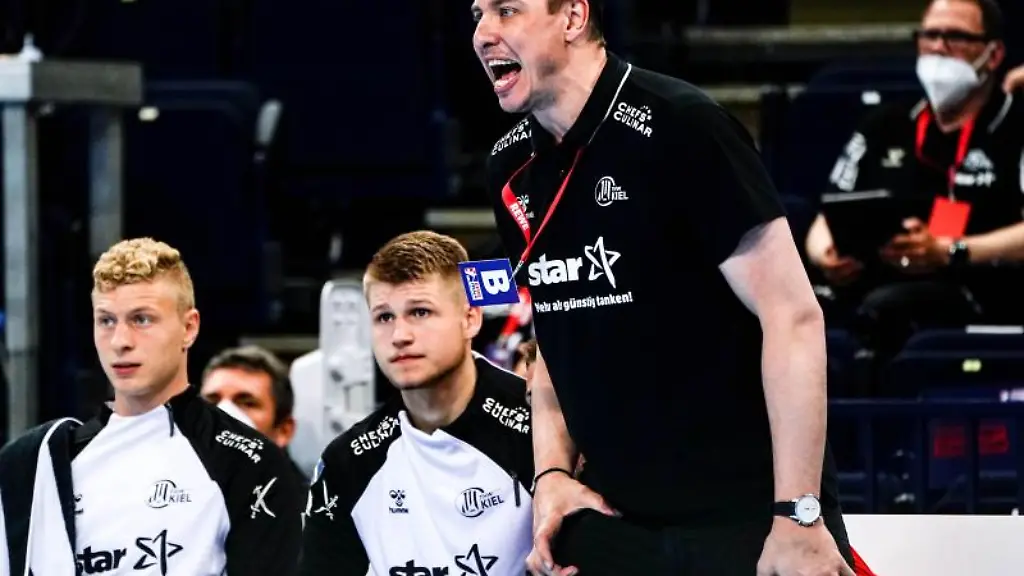 Kiels-Trainer-Filip-Jicha-r-steht-am-Spielfeldrand