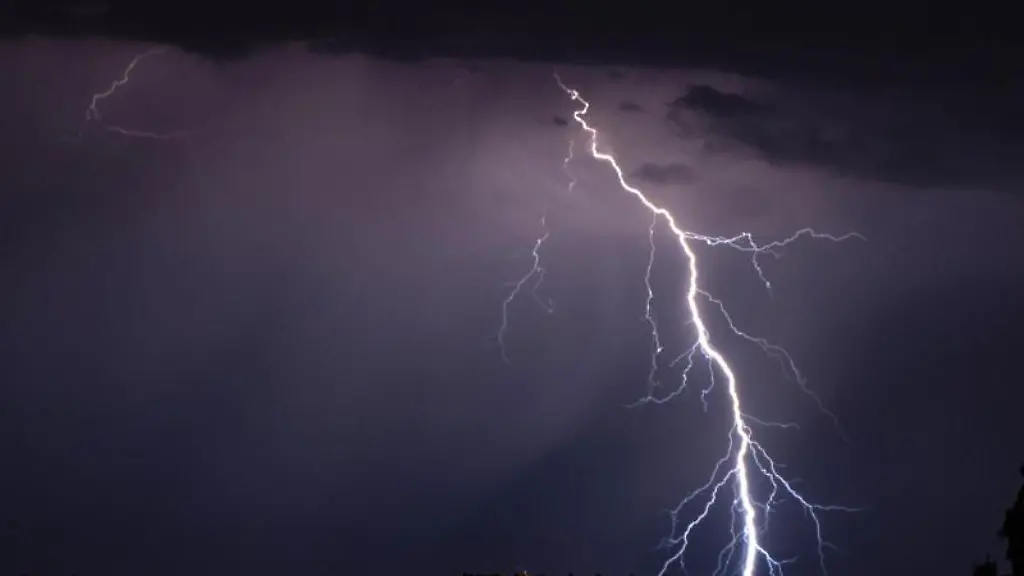 Blitze-gehen-waehrend-eines-Gewitters-in-der-Nacht-nieder