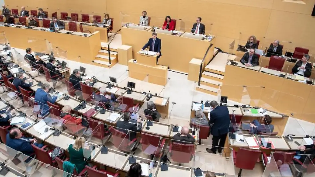 Blick-in-den-Plenarsaal-des-Bayerischen-Landtags