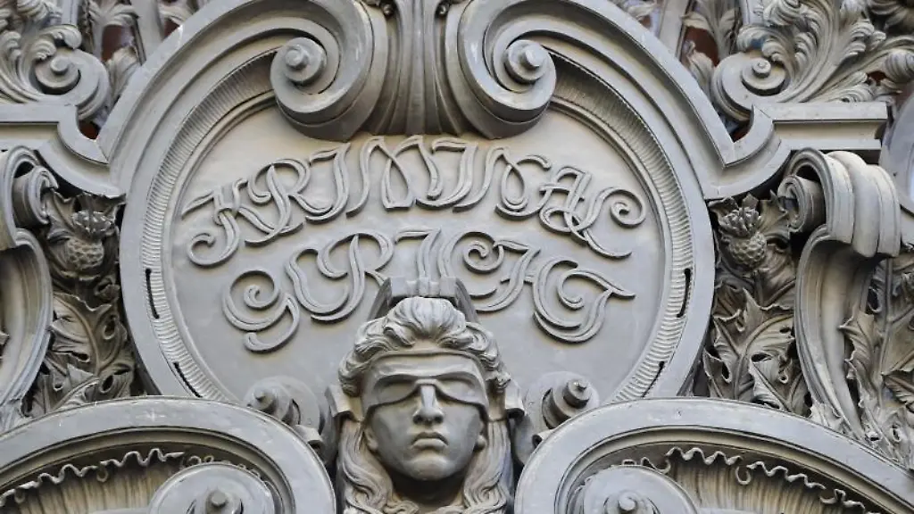 Eine-Justitia-Bueste-thront-ueber-dem-Eingang-eines-Gerichts