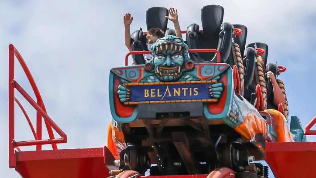 Besucher-fahren-mit-der-Achterbahn-Huracan-im-Freizeitpark-Belantis